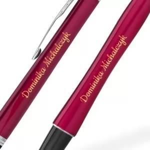 personalizacja znajdująca się na piórze i długopisie