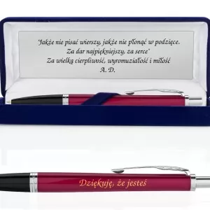 spersonalizowana tabliczka z życzeniami znajdująca się w etui oraz grawerowany długopis